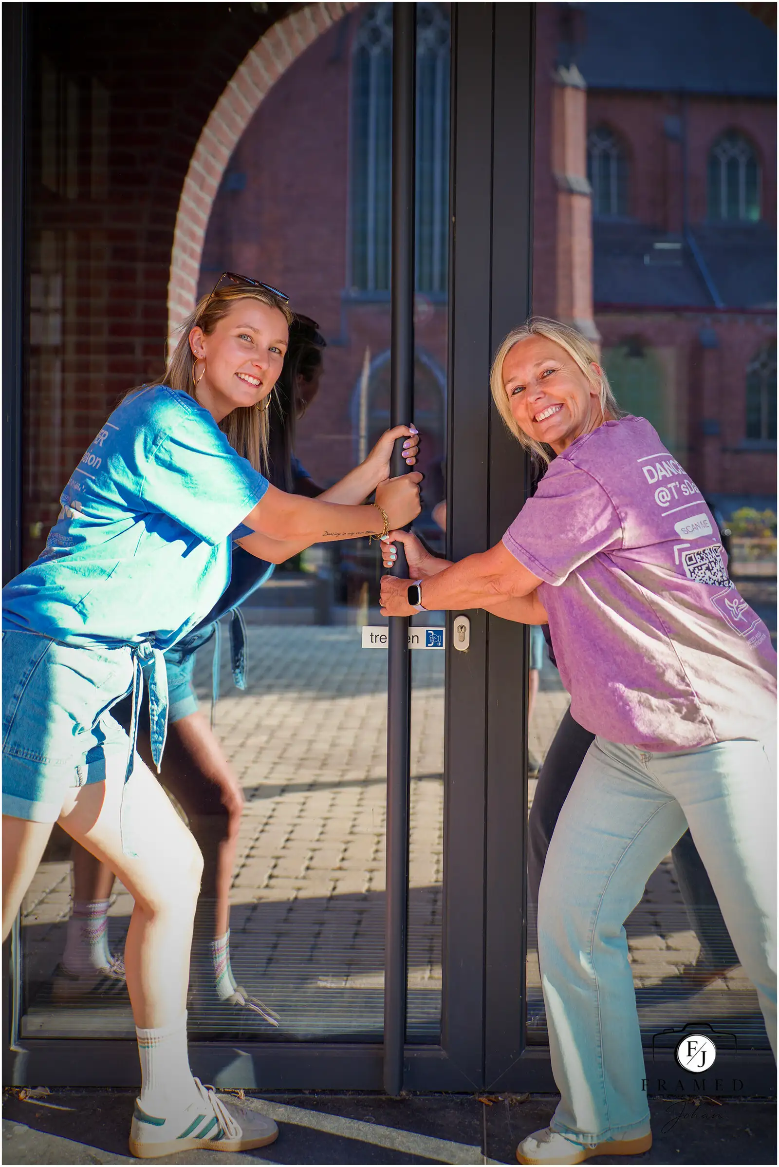 Carine en Talle openen samen de deur van Capellebeemden