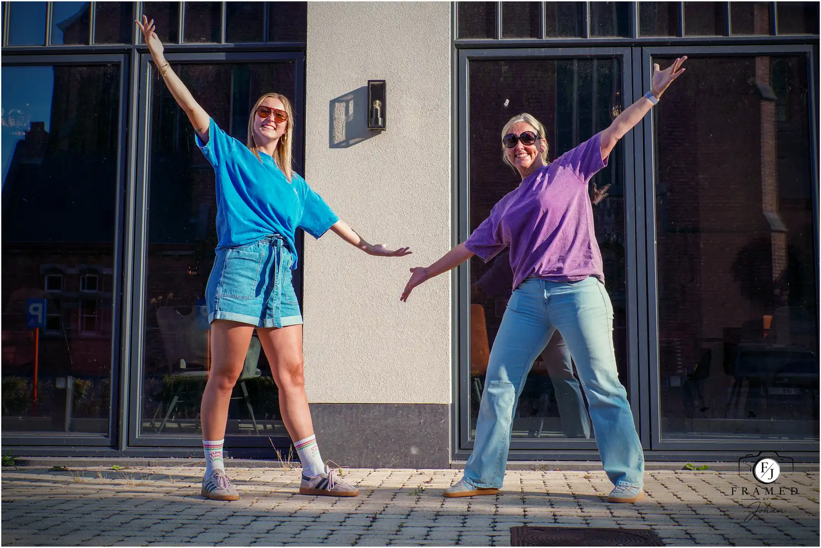 Carine en Talle met open armen voor de ingang van Capellebeemden