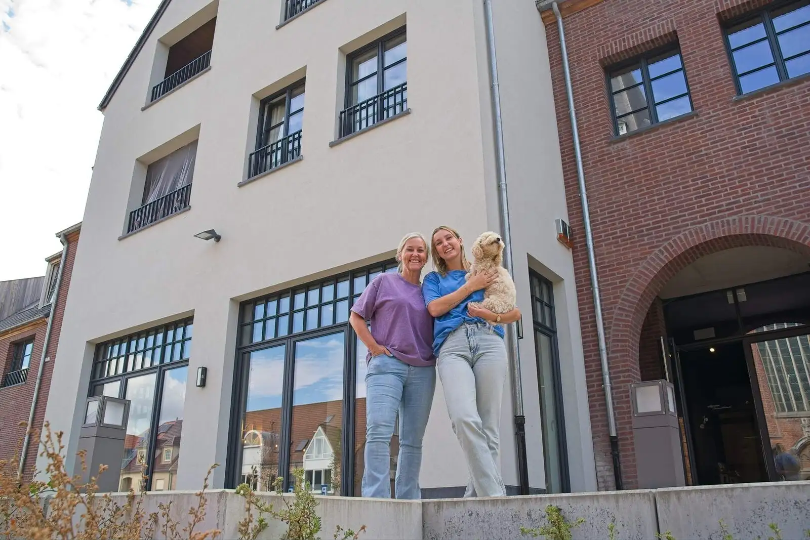 Carine, Talle en Ollie voor de gevel van Capellebeemden