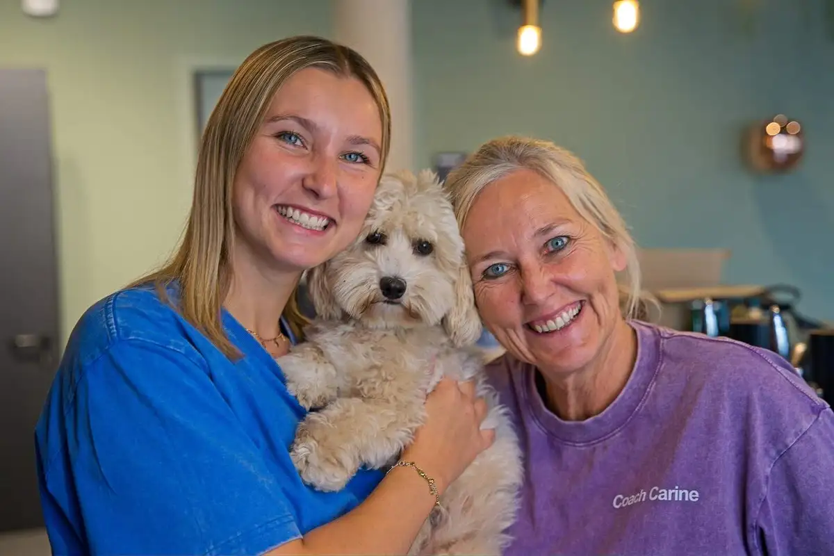 Talle en Carine met hun hondje Ollie in de armen