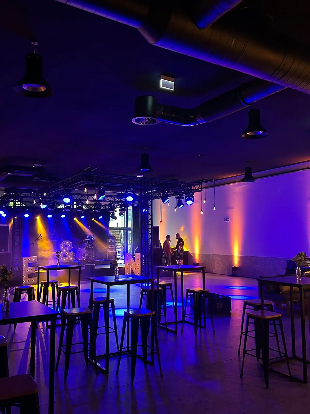 Zaal met podiumverlichting