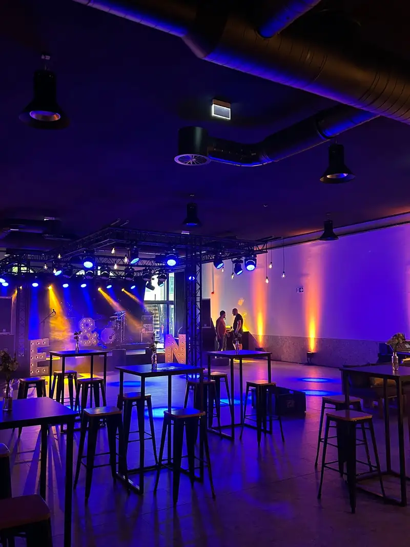 Zaal met kleurrijke podiumverlichting