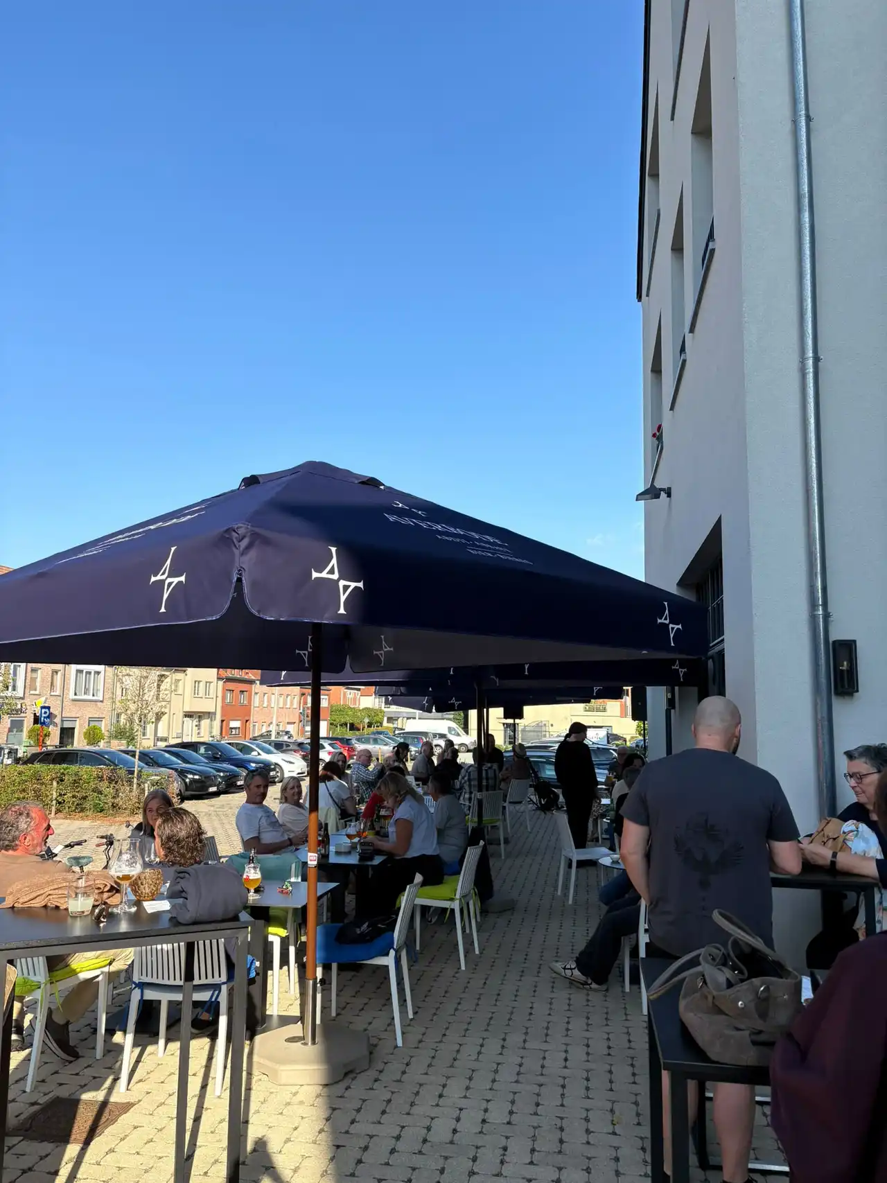 Druk terras met parasols